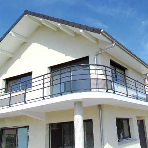 Projekty balkonów z balustradami - nowoczesne i klasyczne wzory 13