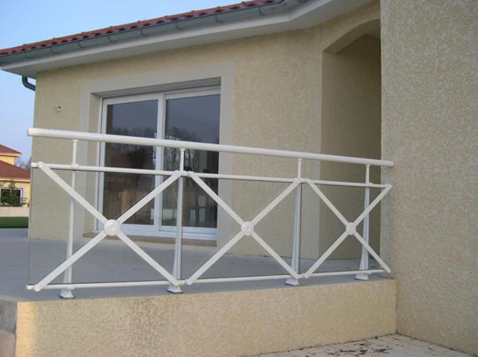 Projekty balkonów z balustradami - nowoczesne i klasyczne wzory 15