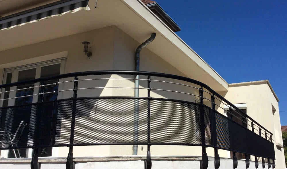 Projekty balkonów z balustradami - nowoczesne i klasyczne wzory 16