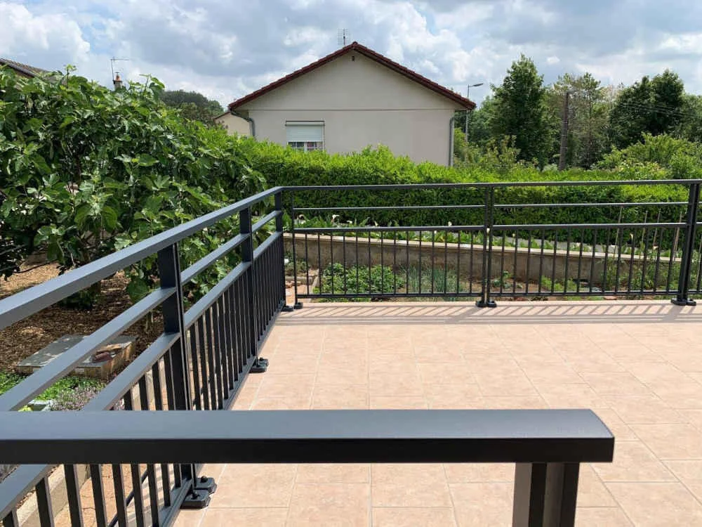 Projekty balkonów z balustradami - nowoczesne i klasyczne wzory 17