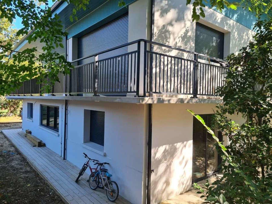 Projekty balkonów z balustradami - nowoczesne i klasyczne wzory 18